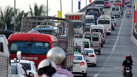 Giao thông hỗn loạn vì các điểm bán hàng dọc quốc lộ - Ảnh 10. Giao thông hỗn loạn vì các điểm bán hàng dọc quốc lộ - Ảnh 10.