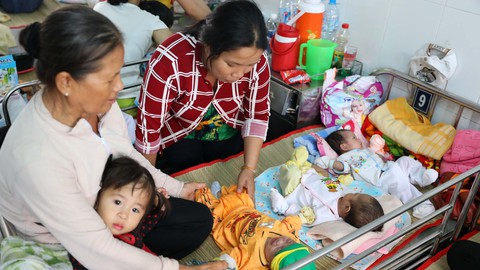 Trẻ bệnh hô hấp nhập viện tăng nhanh - Ảnh 1. Trẻ bệnh hô hấp nhập viện tăng nhanh - Ảnh 1.