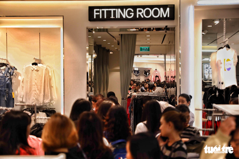 Sài Gòn kẹt cứng đến tối Black Friday - Ảnh 7. Sài Gòn kẹt cứng đến tối Black Friday - Ảnh 7.