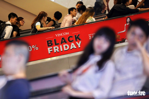 Sài Gòn kẹt cứng đến tối Black Friday - Ảnh 9. Sài Gòn kẹt cứng đến tối Black Friday - Ảnh 9.