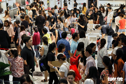 Sài Gòn kẹt cứng đến tối Black Friday - Ảnh 11. Sài Gòn kẹt cứng đến tối Black Friday - Ảnh 11.