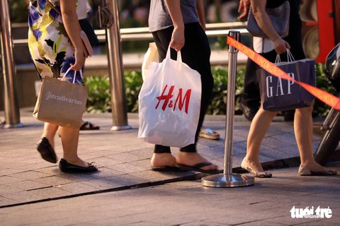 Sài Gòn kẹt cứng đến tối Black Friday - Ảnh 12. Sài Gòn kẹt cứng đến tối Black Friday - Ảnh 12.