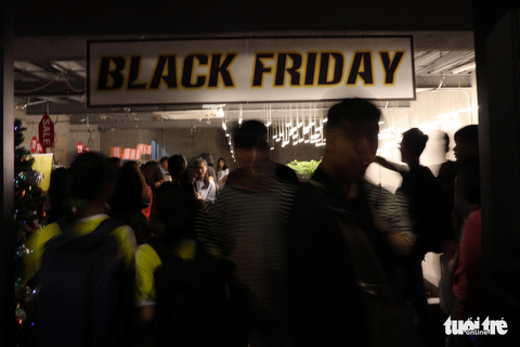 Sài Gòn kẹt cứng đến tối Black Friday - Ảnh 1. Sài Gòn kẹt cứng đến tối Black Friday - Ảnh 1.