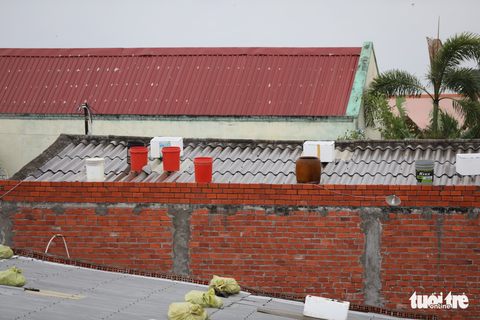 Chống bão bằng lưới, ống nước: Dân nói biết gì làm nấy - Ảnh 3. Chống bão bằng lưới, ống nước: Dân nói biết gì làm nấy - Ảnh 3.