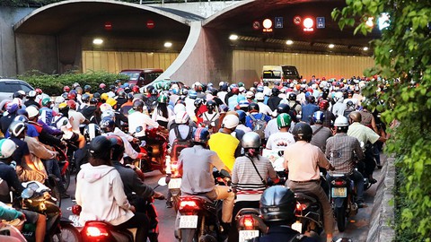 Hầm Thủ Thiêm kẹt cứng, điều tiết xe máy chạy vào làn ôtô - Ảnh 4. Hầm Thủ Thiêm kẹt cứng, điều tiết xe máy chạy vào làn ôtô - Ảnh 4.