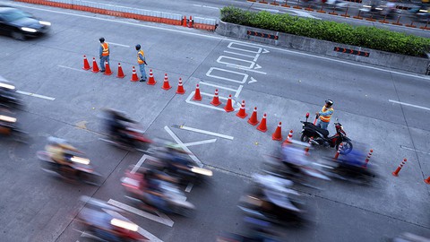 Hầm Thủ Thiêm kẹt cứng, điều tiết xe máy chạy vào làn ôtô - Ảnh 6. Hầm Thủ Thiêm kẹt cứng, điều tiết xe máy chạy vào làn ôtô - Ảnh 6.