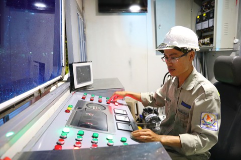 Có siêu máy bơm, cả giờ sau đường mới hết ngập - Ảnh 1. Có siêu máy bơm, cả giờ sau đường mới hết ngập - Ảnh 1.