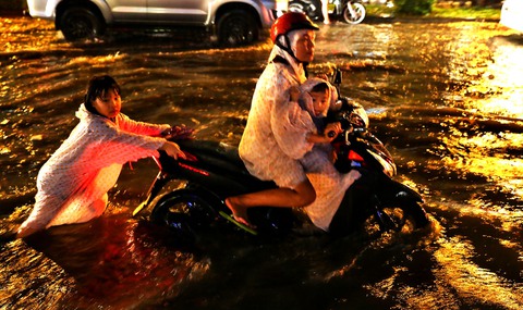 Người Sài Gòn khốn khổ trong đêm mưa ngập nặng nhất mùa - Ảnh 2. Người Sài Gòn khốn khổ trong đêm mưa ngập nặng nhất mùa - Ảnh 2.