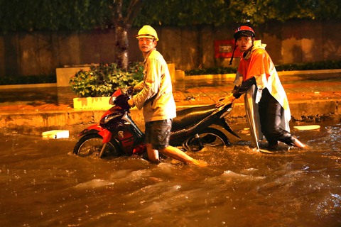 Người Sài Gòn khốn khổ trong đêm mưa ngập nặng nhất mùa - Ảnh 4. Người Sài Gòn khốn khổ trong đêm mưa ngập nặng nhất mùa - Ảnh 4.