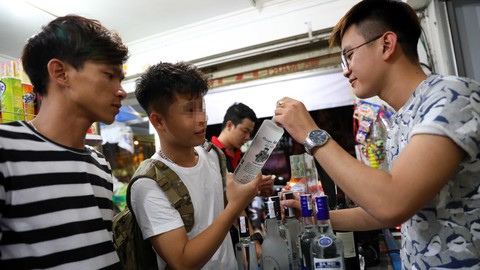 Cấm bán rượu cho người dưới 18 tuổi, được không? - Ảnh 1. Cấm bán rượu cho người dưới 18 tuổi, được không? - Ảnh 1.