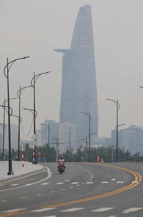 Sài Gòn giữa trưa cứ như chiều tối - Ảnh 4. Sài Gòn giữa trưa cứ như chiều tối - Ảnh 4.