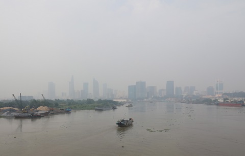 Sài Gòn giữa trưa cứ như chiều tối - Ảnh 3. Sài Gòn giữa trưa cứ như chiều tối - Ảnh 3.