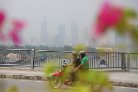 Sài Gòn giữa trưa cứ như chiều tối - Ảnh 2. Sài Gòn giữa trưa cứ như chiều tối - Ảnh 2.
