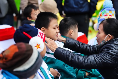 Hướng dương bừng sáng ở Sài Gòn và Hà Nội - Ảnh 2. Hướng dương bừng sáng ở Sài Gòn và Hà Nội - Ảnh 2.
