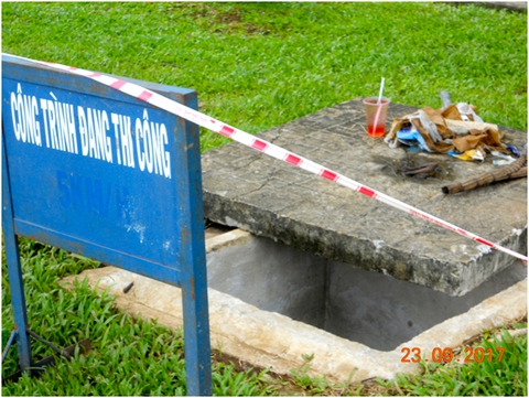 Tập thể dục ở công viên, coi chừng sập bẫy hố ga - Ảnh 1. Tập thể dục ở công viên, coi chừng sập bẫy hố ga - Ảnh 1.