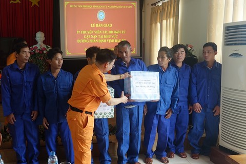 Cứu tàu cá cùng 7 ngư dân trôi dạt trên Vịnh Bắc Bộ - Ảnh 2. Cứu tàu cá cùng 7 ngư dân trôi dạt trên Vịnh Bắc Bộ - Ảnh 2.