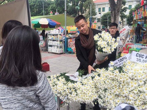 Hướng dương bừng sáng ở Sài Gòn và Hà Nội - Ảnh 24. Hướng dương bừng sáng ở Sài Gòn và Hà Nội - Ảnh 24.