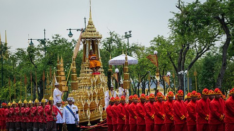 Những hình ảnh ấn tượng trong lễ hỏa táng vua Thái Lan - Ảnh 2. Những hình ảnh ấn tượng trong lễ hỏa táng vua Thái Lan - Ảnh 2.