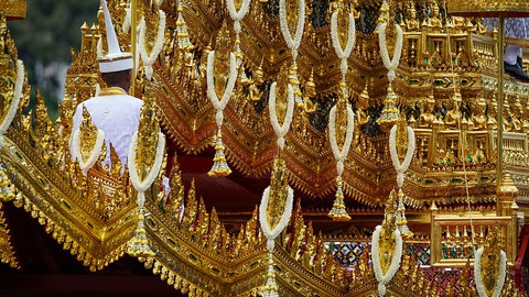 Những hình ảnh ấn tượng trong lễ hỏa táng vua Thái Lan - Ảnh 13. Những hình ảnh ấn tượng trong lễ hỏa táng vua Thái Lan - Ảnh 13.