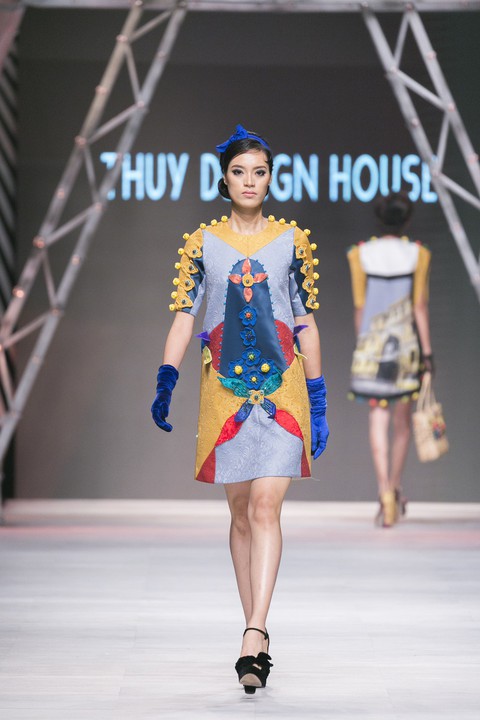 Ngô Thanh Vân đưa thời trang Cô Ba Sài Gòn lên sàn catwalk - Ảnh 7. Ngô Thanh Vân đưa thời trang Cô Ba Sài Gòn lên sàn catwalk - Ảnh 7.
