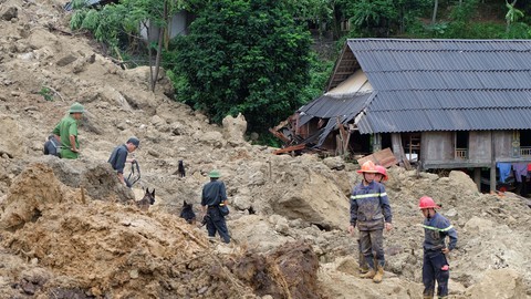 Phá khối đá lớn, tìm được 3 thi thể cuối vụ lở đất ở Hòa Bình - Ảnh 1. Phá khối đá lớn, tìm được 3 thi thể cuối vụ lở đất ở Hòa Bình - Ảnh 1.