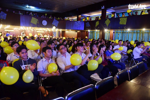 Sinh viên ĐH Công nghiệp TP.HCM vẽ hướng dương đăng Facebook - Ảnh 3. Sinh viên ĐH Công nghiệp TP.HCM vẽ hướng dương đăng Facebook - Ảnh 3.