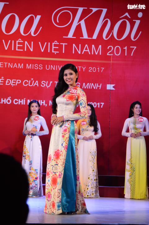 Nữ sinh các trường phía Nam duyên dáng trong tà áo dài - Ảnh 4. Nữ sinh các trường phía Nam duyên dáng trong tà áo dài - Ảnh 4.