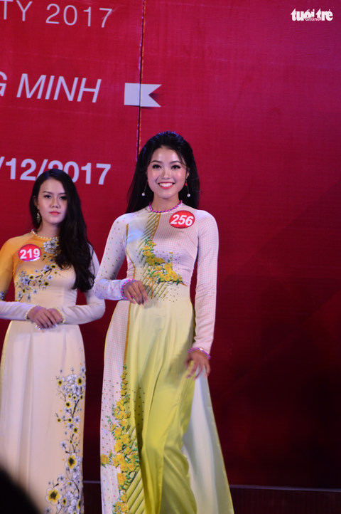 Nữ sinh các trường phía Nam duyên dáng trong tà áo dài - Ảnh 8. Nữ sinh các trường phía Nam duyên dáng trong tà áo dài - Ảnh 8.