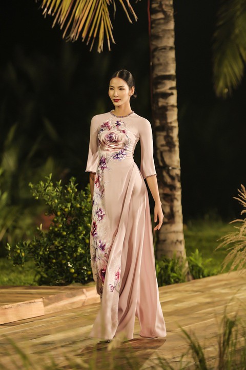 Trương Thị May làm bà lái đò trên sàn diễn thời trang Hội An - Ảnh 9. Trương Thị May làm bà lái đò trên sàn diễn thời trang Hội An - Ảnh 9.