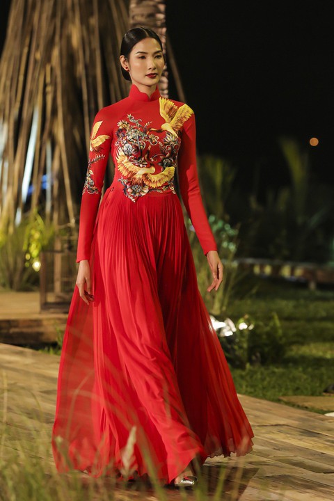Trương Thị May làm bà lái đò trên sàn diễn thời trang Hội An - Ảnh 2. Trương Thị May làm bà lái đò trên sàn diễn thời trang Hội An - Ảnh 2.