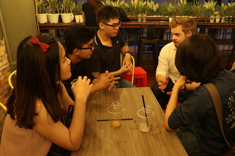 Ra quán cà phê muốn học tiếng gì cũng có - Ảnh 1. Ra quán cà phê muốn học tiếng gì cũng có - Ảnh 1.