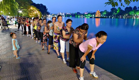 Lát lại toàn bộ vỉa hè hồ Hoàn Kiếm - Ảnh 1. Lát lại toàn bộ vỉa hè hồ Hoàn Kiếm - Ảnh 1.