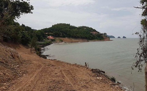 Ủi đường trái phép sát chân tháp hải đăng - Ảnh 1. Ủi đường trái phép sát chân tháp hải đăng - Ảnh 1.