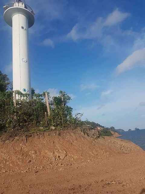 Ủi đường trái phép sát chân tháp hải đăng - Ảnh 2. Ủi đường trái phép sát chân tháp hải đăng - Ảnh 2.