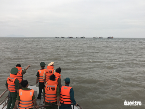 Sợ thuyền viên bỏ trốn, nhiều tàu không vào bờ tránh bão - Ảnh 2. Sợ thuyền viên bỏ trốn, nhiều tàu không vào bờ tránh bão - Ảnh 2.