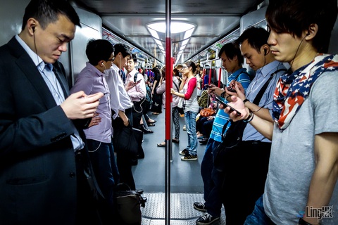 Sự thật về kiểu làm kiệt sức đến chết ở Hong Kong - Ảnh 1.