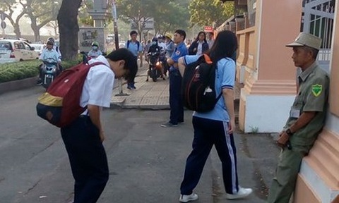 Lời chào cao hơn mâm cỗ, mong người lớn làm gương - Ảnh 1. Lời chào cao hơn mâm cỗ, mong người lớn làm gương - Ảnh 1.
