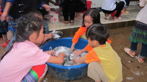 Học sinh vùng lũ khai giảng trong mưa - Ảnh 2. Học sinh vùng lũ khai giảng trong mưa - Ảnh 2.