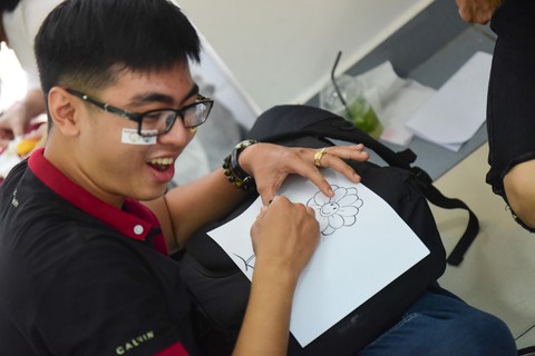 Sinh viên HUFLIT vẽ tranh Ngày hội Hoa hướng dương - Ảnh 1. Sinh viên HUFLIT vẽ tranh Ngày hội Hoa hướng dương - Ảnh 1.