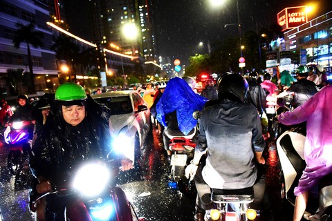 Người Sài Gòn khốn khổ trong đêm mưa ngập nặng nhất mùa - Ảnh 8. Người Sài Gòn khốn khổ trong đêm mưa ngập nặng nhất mùa - Ảnh 8.