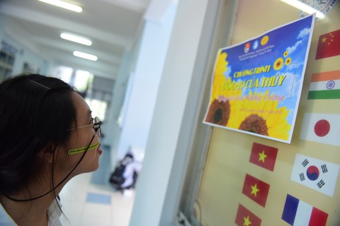 Sinh viên HUFLIT vẽ tranh Ngày hội Hoa hướng dương - Ảnh 3. Sinh viên HUFLIT vẽ tranh Ngày hội Hoa hướng dương - Ảnh 3.