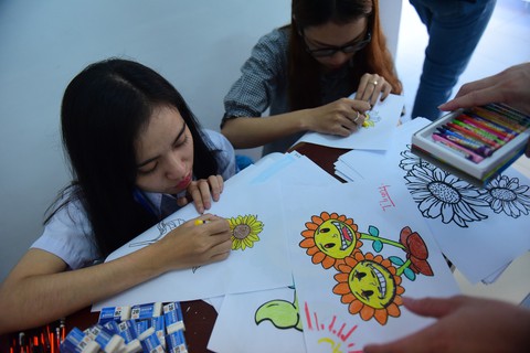 Sinh viên HUFLIT vẽ tranh Ngày hội Hoa hướng dương - Ảnh 5. Sinh viên HUFLIT vẽ tranh Ngày hội Hoa hướng dương - Ảnh 5.