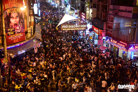 Phố Tây Bùi Viện thành biển người đêm Halloween - Ảnh 6. Phố Tây Bùi Viện thành biển người đêm Halloween - Ảnh 6.