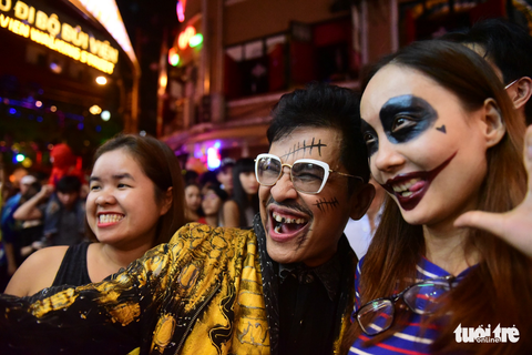 Phố Tây Bùi Viện thành biển người đêm Halloween - Ảnh 7. Phố Tây Bùi Viện thành biển người đêm Halloween - Ảnh 7.