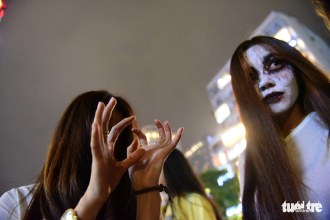 Phố Tây Bùi Viện thành biển người đêm Halloween - Ảnh 10. Phố Tây Bùi Viện thành biển người đêm Halloween - Ảnh 10.