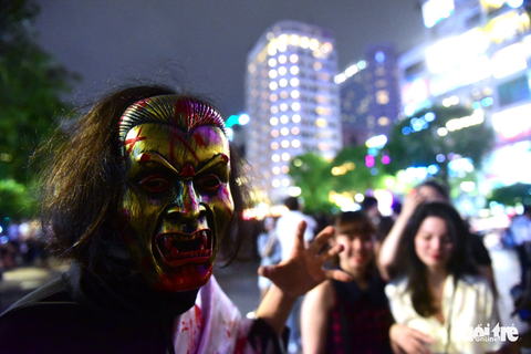 Phố Tây Bùi Viện thành biển người đêm Halloween - Ảnh 11. Phố Tây Bùi Viện thành biển người đêm Halloween - Ảnh 11.