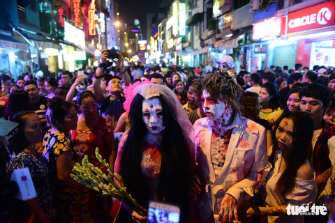 Phố Tây Bùi Viện thành biển người đêm Halloween - Ảnh 12. Phố Tây Bùi Viện thành biển người đêm Halloween - Ảnh 12.