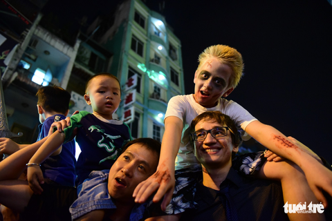 Phố Tây Bùi Viện thành biển người đêm Halloween - Ảnh 13. Phố Tây Bùi Viện thành biển người đêm Halloween - Ảnh 13.