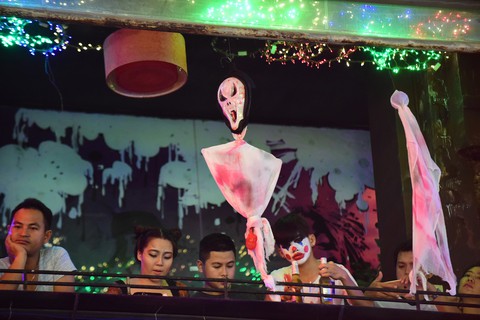 Phố Tây Bùi Viện thành biển người đêm Halloween - Ảnh 16. Phố Tây Bùi Viện thành biển người đêm Halloween - Ảnh 16.