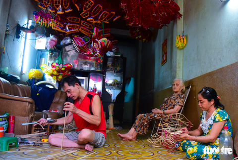 Xóm lồng đèn hơn nửa thế kỷ ở Sài Gòn hối hả mùa Trung thu - Ảnh 5. Xóm lồng đèn hơn nửa thế kỷ ở Sài Gòn hối hả mùa Trung thu - Ảnh 5.